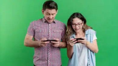 Descubra os melhores jogos multiplayer mobile que garantem diversão e competição para casais em qualquer lugar.