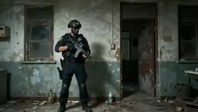 Uma imagem cinematográfica no estilo bodycam de um policial tático em um prédio abandonado, capturando a essência hiper-realista do jogo Unrecord.
