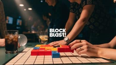 Cena de jogo de quebra-cabeça inspirada em Block Blast!, com blocos coloridos sendo encaixados em um tabuleiro quadriculado para completar linhas e colunas.