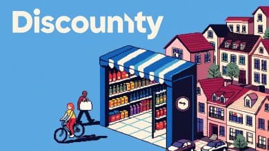 Arte de capa de Discounty com um supermercado de bairro em pixel art, prateleiras coloridas e moradores em uma cidade acolhedora
