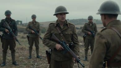 Cena de um jogo de tiro histórico ambientado na campanha de Gallipoli, com soldados britânicos e otomanos em terreno acidentado durante a Primeira Guerra Mundial.