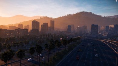 Vista ampla de Los Santos ao entardecer, com carros percorrendo uma avenida, palmeiras, edifícios e as colinas ao fundo, evocando o mundo aberto de GTA 5.