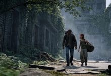 Joel e Ellie atravessam uma cidade tomada pela vegetação após o apocalipse, em uma cena que evoca a jornada emocional e a sobrevivência em The Last of Us.