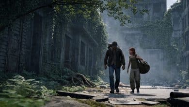 Joel e Ellie atravessam uma cidade tomada pela vegetação após o apocalipse, em uma cena que evoca a jornada emocional e a sobrevivência em The Last of Us.